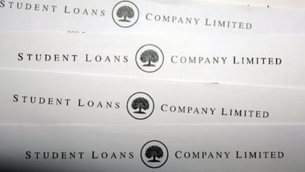 Una pila di documenti della Student Loan Company Limited.