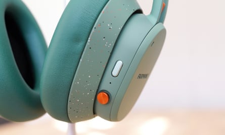 O joystick e os controles de botão dos fones de ouvido Fairphone Fairbuds XL.