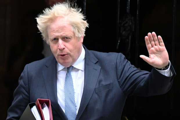 Boris Johnson leaves No 10 to attend PMQs 