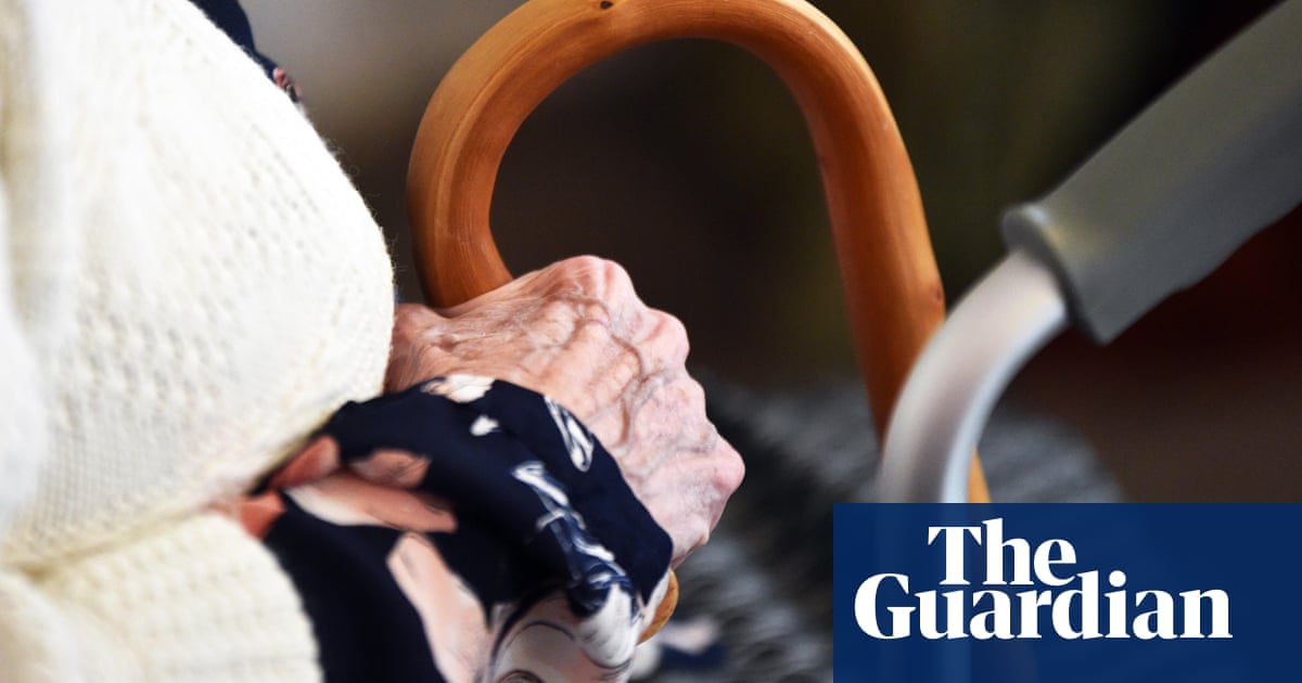 Covid outbreaks leave hundreds of care homes in England closed to relatives