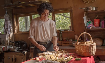 تشارلي غيلمور يطبخ في المنزل