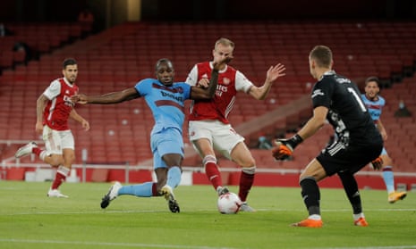 Michail Antonio beats Holding to the ball and slots home.