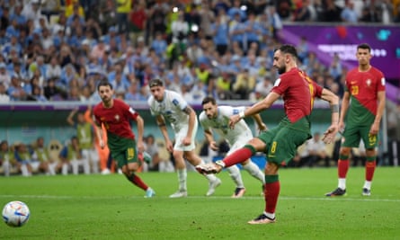 Bruno Fernandes marque le deuxième but du Portugal contre l'Uruguay sur penalty.