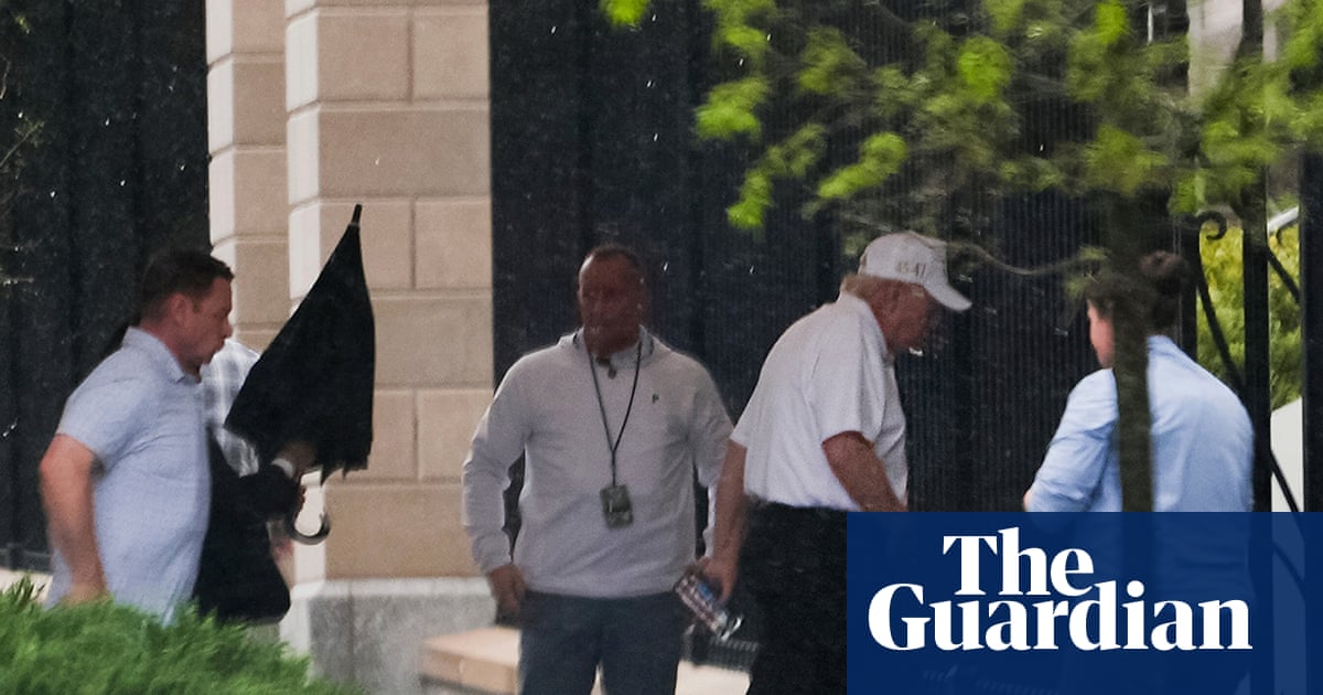 Berita Trump dalam Sekejap: presiden dituduh mengancam kejahatan perang mungkin dalam postingan Iran