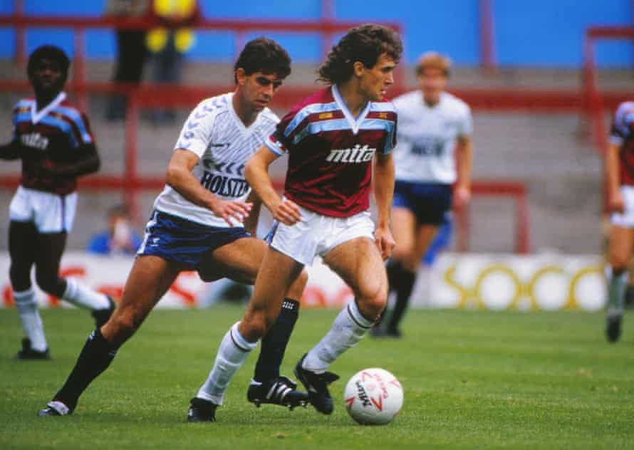Dorigo shields the ball from Spurs’ Gary Stevens in August 1986.
