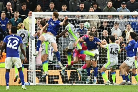 Jake O’Brien rises highest at the near post to make it 2-1 to Everton