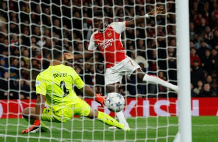 Ødegaard caps Arsenal’s triumphant Champions League return against PSV | Champions League 5 Bukayo Saka’s shot beats Walter Benítez
