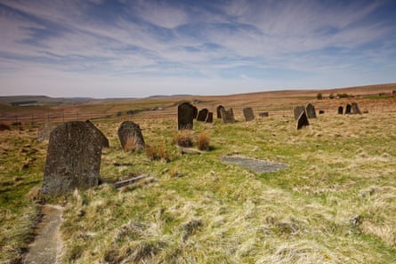 Batu nisan tua di tanah tandus