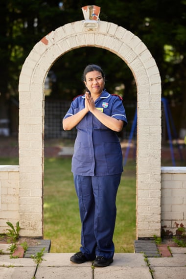 Sharon Saundersing en su casa de Luton.