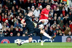 Mason Greenwood (derecha) del Manchester United marca el cuarto gol de su equipo.