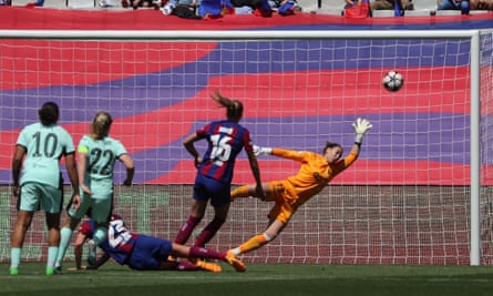 Cata Coll is unable to stop Erin Cuthbert's goal during the Champions League match between Barcelona and Chelsea.