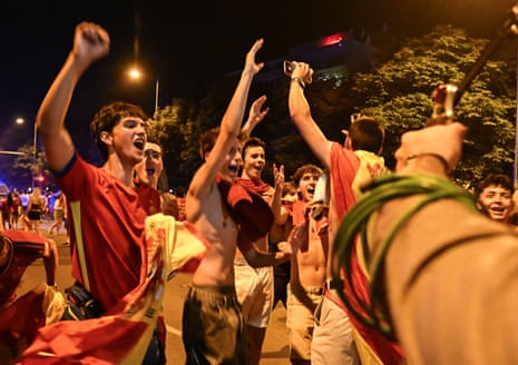 Fãs da Espanha nas ruas de Madrid ontem à noite.