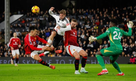 Emile Smith Rowe در برابر مدافعان منچستر