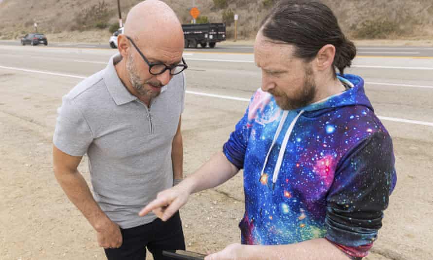 Penulis Neil Strauss, kiri, dan gitaris Incobos Mike Einziger, dari podcast Los Angeles To Live and Die, berada di Malibu, California, di tempat mobil milik Elaine Park ditemukan.