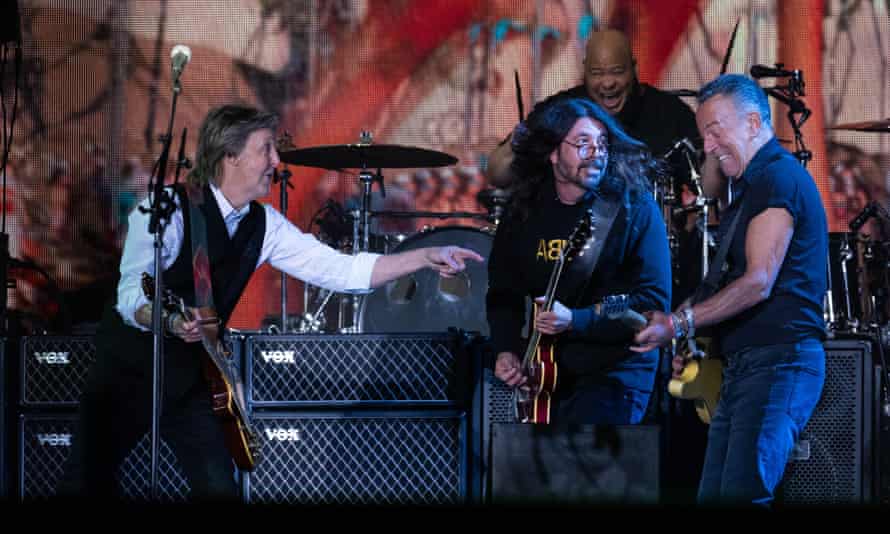 Paul McCartney, Dave Grohl e Bruce Springsteen se apresentando no palco Pyramid.