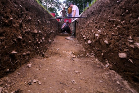 people guidelines successful an archaeological excavation site