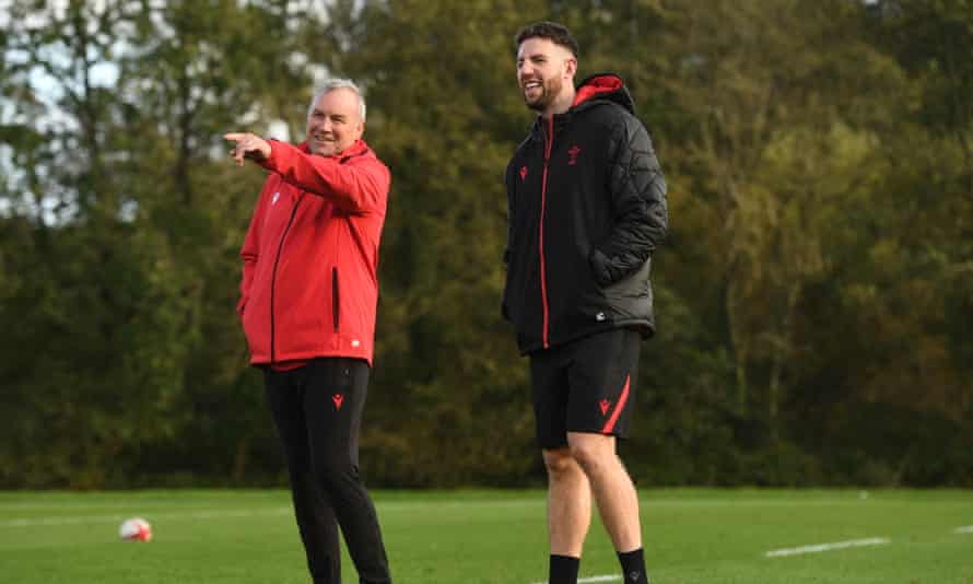 Wayne Pivac and Alex Cuthbert during training