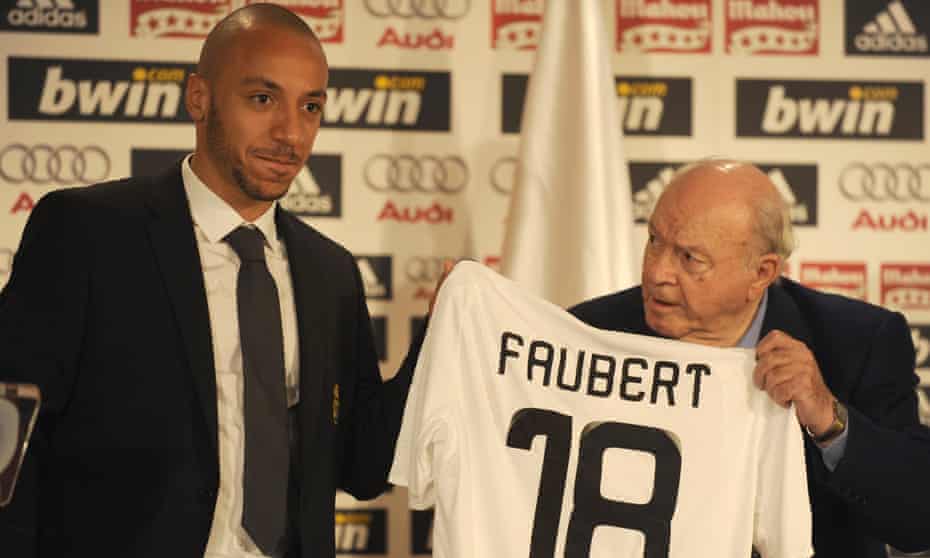 Julien Faubert receives his Real Madrid jersey from Alfredo Di Stéfano
