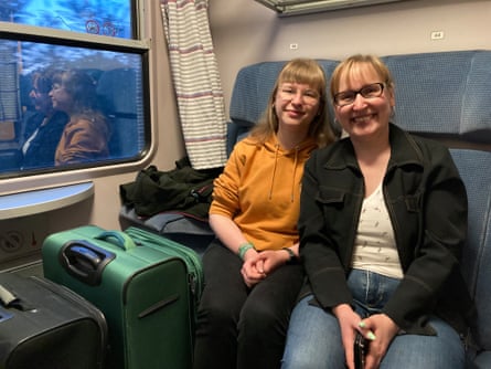 Penumpang Lisa Marie, kiri, dan Stefanie di kereta European Sleeper.