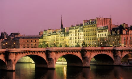 Pont Neuf in the 6th arrondissement, one of the most popular districts on Airbnb.