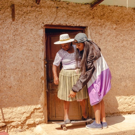 Huara teaching Deys’s mother.