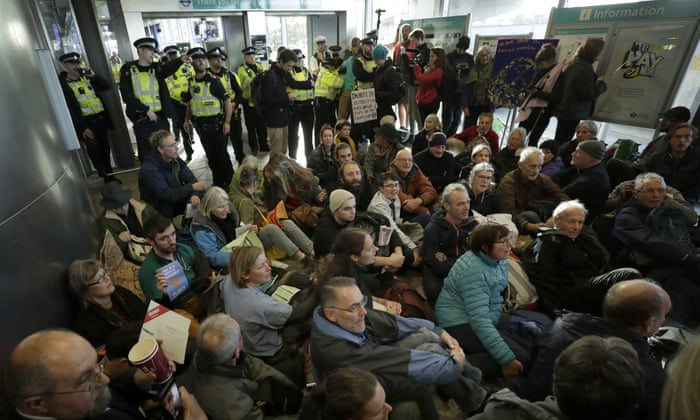 Manifestantes da Extinction Rebellion atacam o aeroporto da cidade de Londres