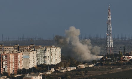 El humo se eleva después del bombardeo ruso en Bakhmut, región de Donetsk, este de Ucrania