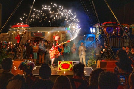 مهرج يحمل شعلة الألعاب النارية على خشبة المسرح