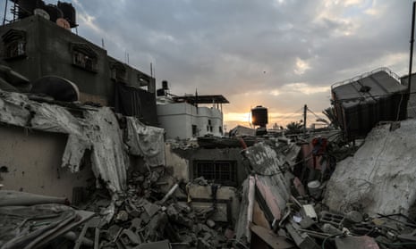 La gente busca edificios destruidos por los ataques aéreos israelíes en Khan Yunis, en el sur de la Franja de Gaza, el martes. Las Fuerzas de Defensa de Israel (FDI) dijeron a primera hora del miércoles que estaban llevando a cabo una operación contra Hamás en el hospital de al-Shifa, en el norte de Gaza.