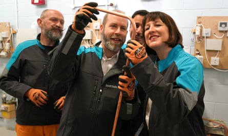 Rachel Reeves ve Jonathan Reynolds, Centrica Grup İcra Kurulu Başkanı Chris O'Shea ile Hamilton, Lanarkshire'daki İskoç Gaz Akademisine yaptıkları ziyaret sırasında