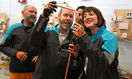 Rachel Reeves and Jonathan Reynolds with Chris O’Shea, group chief executive of Centrica, during a visit to the Scottish Gas Academy in Hamilton, Lanarkshire
