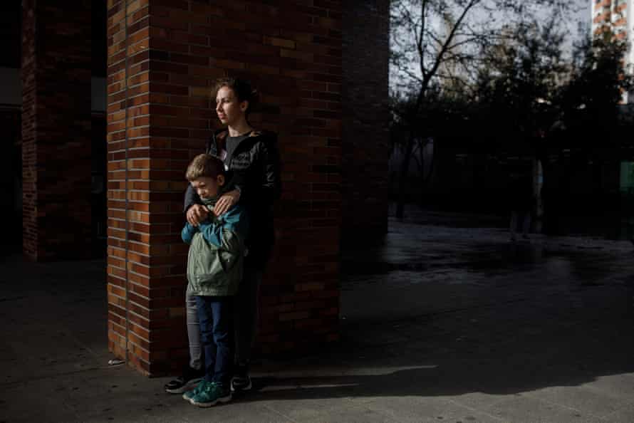 Kateryna Skrebtsov, 34 ans, et son fils de six ans, Seva, à Odivelas, Lisbonne, Portugal.