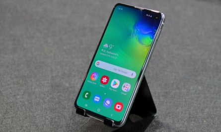The Galaxy S10e is Samsung attempting to offer the majority of the top-line specifications at a cheaper price.