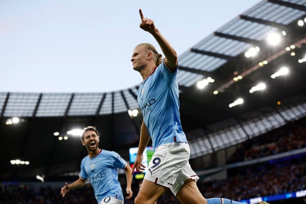 Bernardo Silva (izquierda) bromeó diciendo que esperaba que Erling Haaland pudiera marcar 50 o 60 goles para Navidad.