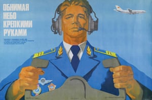 Desenhado por A Dobrov em 1983, este pôster de um piloto russo diz que a Aeroflot está 'abraçando o céu com braços fortes'. Todas as imagens © Bruno Vandermueren / Fuel Publishing