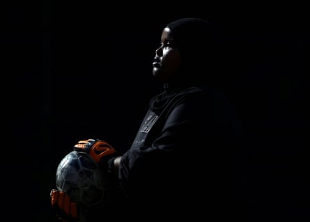 Le gardien de but du Sisterhood FC, Fahiima Yusuf, 19 ans, tient le ballon lors d'un match de tournoi Ladies Super Liga 5-a-side, au Colombo Center