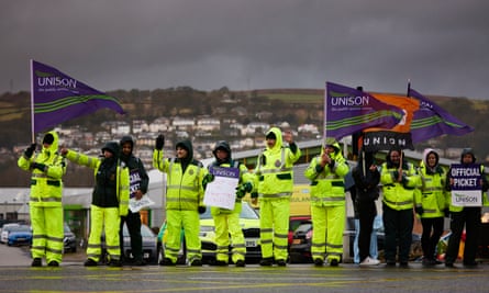 Personal de ambulancia en los piquetes en Keighley, West Yorkshire, en el segundo día de huelgas la semana pasada.