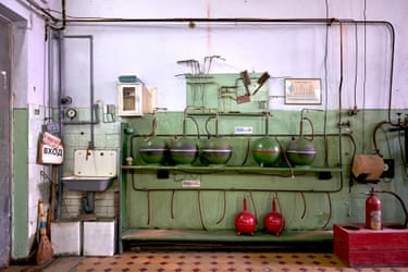 Spherical containers in green and red on shelves