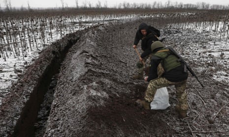 Soldados ucranianos equipan trincheras en un campo cerca de Soledar el sábado.