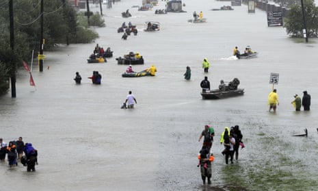houston tx hurricane harvey wpmen jumps bac into water The Unprecedented Flooding in Houston, in Photos Hurricane Harvey | Woman Jumps