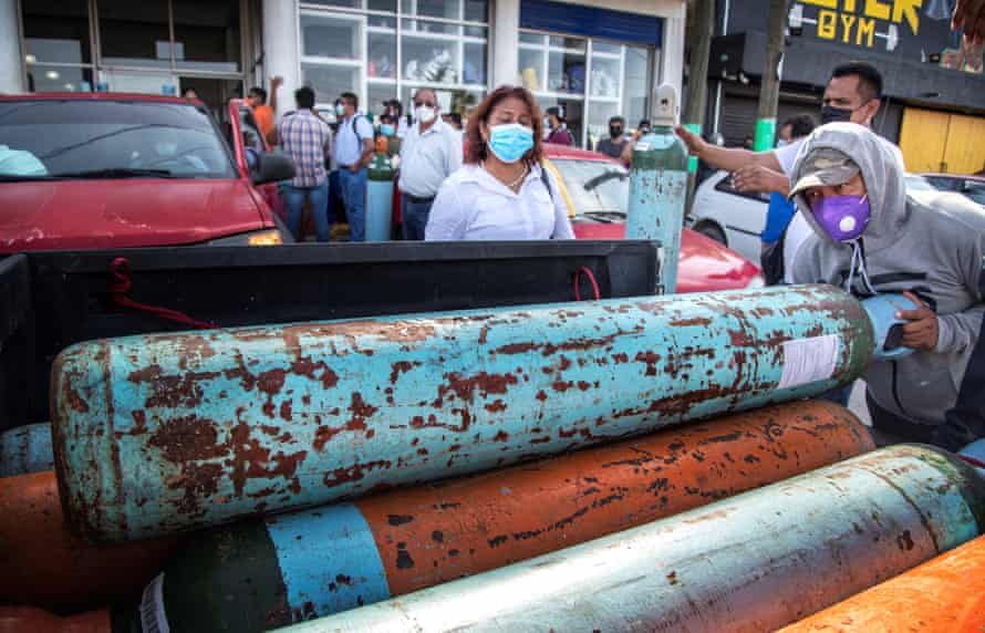 Oxygen firms accused of intimidating Mexican hospitals during pandemic 8 People queue to buy oxygen in Tehuantepec, Oaxaca state.
