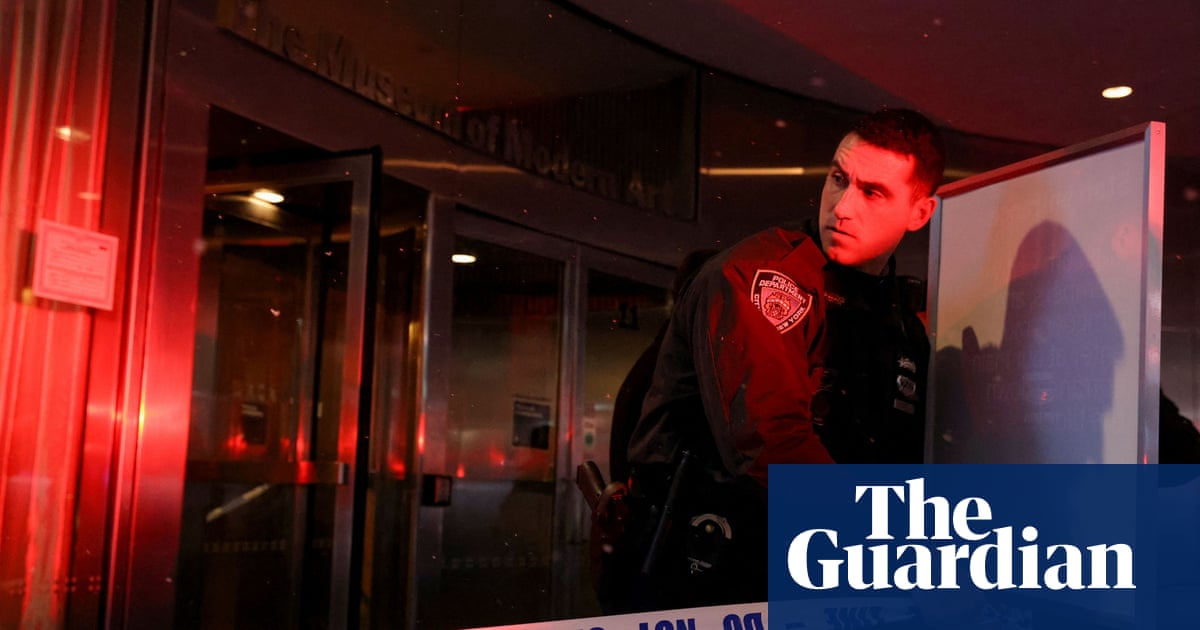 MoMA stabbing: police search for suspect as he complains on Facebook