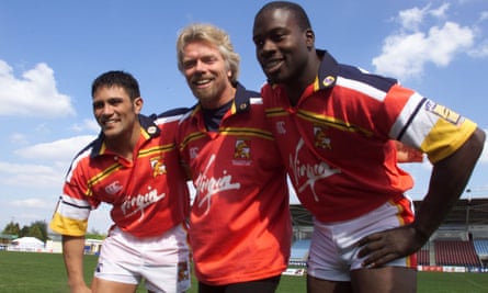 Richard Branson (au centre) dans un maillot des Broncos de Londres en 1999