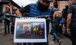 Friends of Holger Hagenbusch and Krzysztof Chmielewski protest in San Cristobal de las Casas at the official handling of the cyclists’ death.