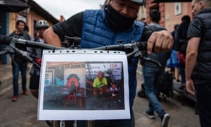 Friends of Holger Hagenbusch and Krzysztof Chmielewski protest in San Cristobal de las Casas at the official handling of the cyclists’ death. 