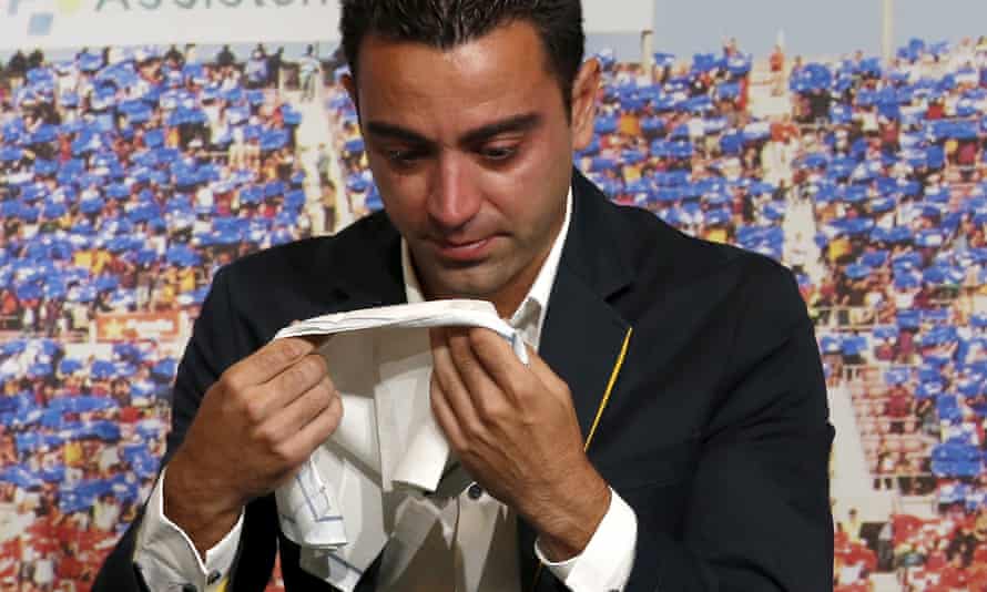 Xavi pleure lors de son adieu au Camp Nou en juin 2015.