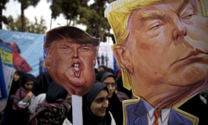 La protesta antiestadounidense en Irán en vísperas de las nuevas sanciones impuestas por Washington fuera de la antigua embajada estadounidense en la capital iraní de Teherán el 4 de noviembre de 2018.