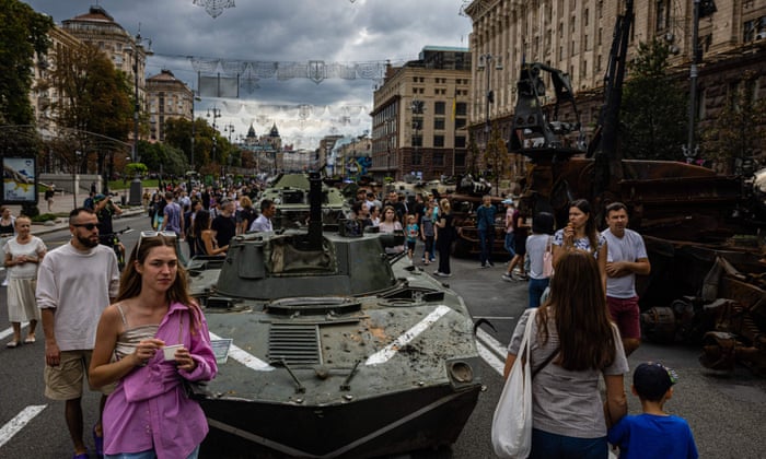 İnsanlar, Ukrayna'nın Bağımsızlık Günü öncesinde Kiev'deki Khreshchatyk caddesinde yıkılan Rus askeri teçhizatına bakıyor.