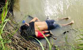 The tragic photo that captured the fates of Óscar Martinez and his daughter Valeria.