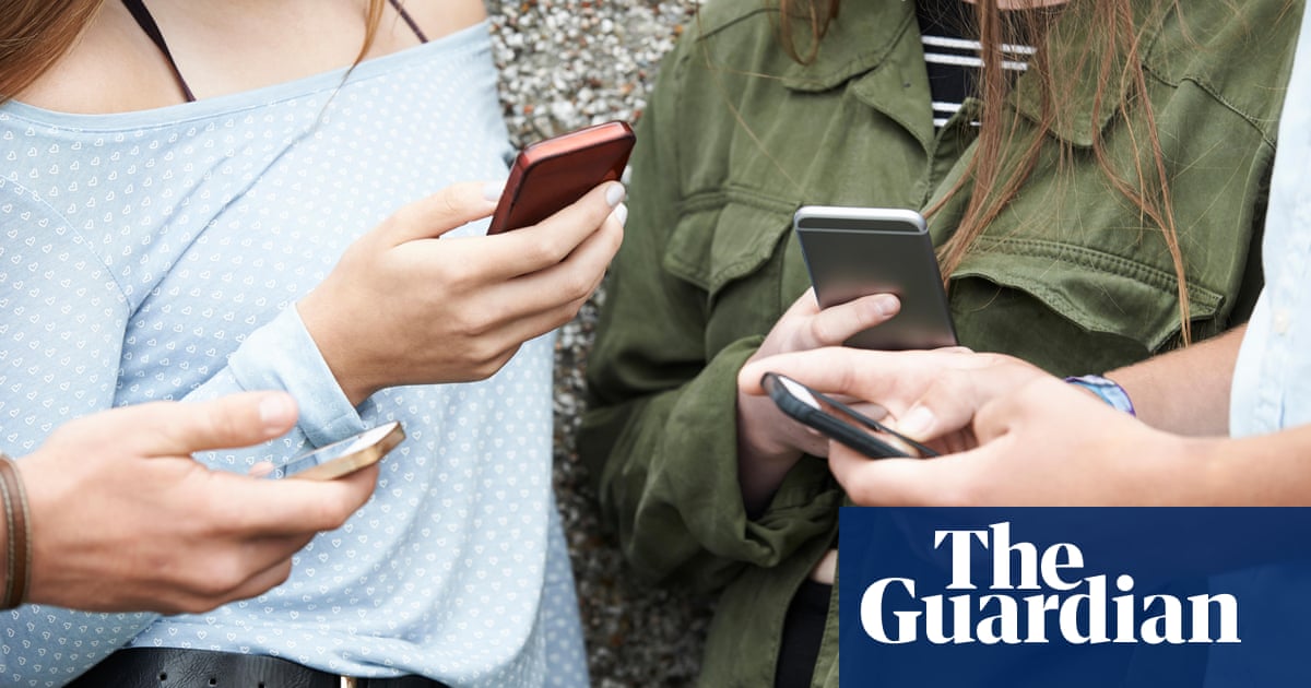 Young people must report harmful online content, 英国のウォッチドッグは言います